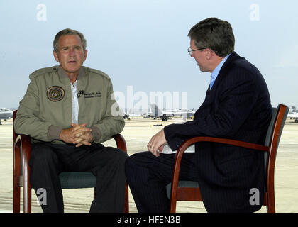 030814-N-9214D-011  San Diego, Calif. (Aug 14, 2003) -- President George W. Bush speaks with American Forces Radio and Television (AFRTS) correspondent Paul Waldrop about issues affecting armed forces personnel during an interview held at Marine Corps Air Station (MCAS), Miramar, Calif.  President Bush visited MCAS Miramar to congratulate Sailors and Marines on their success in Operation Iraqi Freedom.  U.S. Navy photo by Photographer's Mate 2nd Class Juan E. Diaz.  (RELEASED) US Navy 030814-N-9214D-011 President George W. Bush speaks with American Forces Radio and Television (AFRTS) correspon Stock Photo