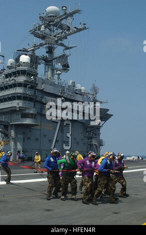 030814-N-9630B-001  At sea aboard USS George Washington (CVN 73) Aug. 14, 2003 -- Sailors from USS George Washington (CVN 73) Air Department handle a fire hose during a flight deck drill.  Washington is conducting sea trials following a six-month Planned Incremental Availability (PIA).  U.S. Navy photo by Photographer's Mate Airman Rob Brooks.  (RELEASED) US Navy 030814-N-9630B-001 Sailors from USS George Washington (CVN 73) Air Department handle a fire hose during a flight deck drill Stock Photo