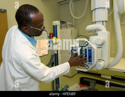 030820-N-9593R-014 National Naval Medical Center, Bethesda, Md., (Aug. 20, 2003) -- Lead x-ray technologist, James Crisler demonstrates the ease of setting up a Direct Ray digital machine at the National Naval Medical Center in Bethesda, Maryland.  U.S. Navy photo by Chief Warrant Officer 4 Seth Rossman.  (RELEASED) US Navy 030820-N-9593R-014 Lead x-ray technologist, James Crisler demonstrates the ease of setting up a Direct Ray digital machine Stock Photo