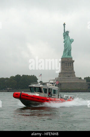 030902-C-3948H-507 New York Harbor, New York (Sept. 2, 2003) -- A U.S. Coast Guard boat patrols the in New York Harbor by the Statue of Liberty as part of their Homeland Security mission. The Coast Guard is one of several major government agencies that were moved under the organizational control of the Department Homeland Security .  U.S. Coast Guard photo.  (RELEASED) US Navy 030902-C-3948H-507 A U.S. Coast Guard boat patrols the in New York Harbor by the Statue of Liberty as part of their Homeland Security mission Stock Photo