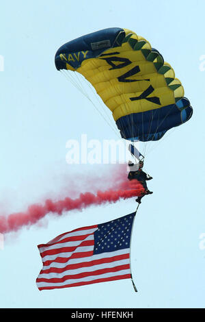 030906-N-2383B-031 Newport News, Va. (Aug. 26, 2003) -- A member of the Navy parachute team, 'The Leapfrogs,' streams the American flag across the sky as part of a ceremony honoring the keel laying of the George H.W. Bush (CVN 77) aircraft carrier in honor of the nations 41st president. This will be the 10th and final Nimitz-class carrier as it undergoes the first of four ceremonial traditions that will happen throughout the life of the warship. U.S. Navy photo by Chief Photographer's Mate Johnny Bivera. (RELEASED) US Navy 030906-N-2383B-073 Principle speaker President George H.W. Bush makes r Stock Photo