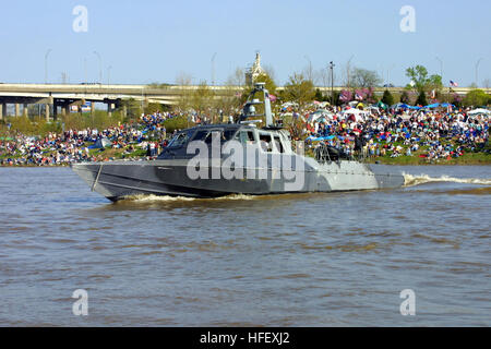 030412-N-9824J-001 Louisville, Ky. (Apr. 11, 2003) Ð Louisville area residents lined the riverbanks of the Ohio River as two U.S. Navy Mark V (MK-V) Special Operations Crafts (SOC) departed their pier to get in place for their special operations demonstration as part of Thunder Over Louisville (TOL), the worldÕs largest fireworks and pyrotechnics show. This marked the first time Navy special operations boats participated in TOL.  U.S. Navy photo by Chief Journalist Tom Jones.  (RELEASED) US Navy 030412-N-9824J-001 Louisville area residents lined the riverbanks of the Ohio River as two U.S. Nav Stock Photo