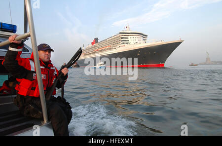 040422-G-0000S-001 New York City, N.Y. (Apr. 22, 2004) - Coast Guard Machinery Technician 1st Class Simon Sandoval, of Tucumcari, N.M., provides security for Queen Mary II, the largest cruise ship in the world, as she makes her way past the Statue of Liberty on her maiden voyage. Security vessels and aircraft surrounded Queen Mary II as she made her way to pier 92 in Downtown New York City. U.S. Coast Guard photo by Public Affairs Specialist 1st Class Tom Sperduto. (RELEASED) US Navy 040422-G-0000S-001 Coast Guard Machinery Technician 1st Class Simon Sandoval, of Tucumcari, N.M., provides secu Stock Photo