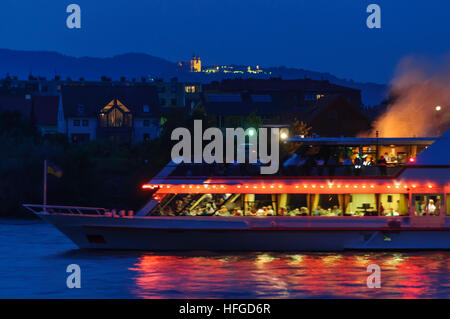 Persenbeug-Gottsdorf: Holiday ship, solstice fire on the Danube, in the background the pilgrimage church Maria Taferl in the Nibelungengau, Donau, Nie Stock Photo