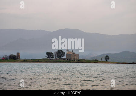 Mosque in the middle of the lake with mountains in the background Stock Photo