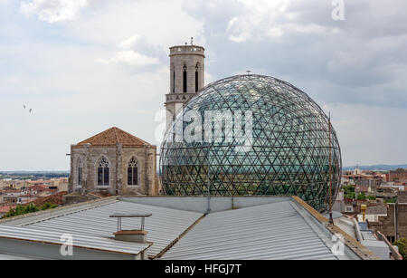 High angle view towards old towers of St. Peter Church behind glass dome of Dali Theatre and Museum from roof of Ernest Lluch Health Centre in Figuere Stock Photo