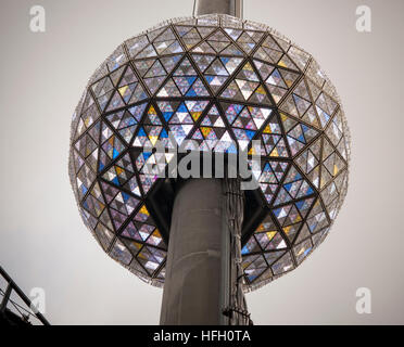 New York, USA. 30th Dec, 2016. The New Year's Eve Ball on the roof of One Times Square is tested on Friday, December 30, 2016. The 12 foot in diameter sphere, covered with 2,668 Waterford Crystals, is lighted by 32,256 energy efficient Philips LED bulbs and weighs 11,875 pounds. It can display 16 million colors and billions of different patterns to welcome in the New Year. © Richard Levine/Alamy Live News Stock Photo