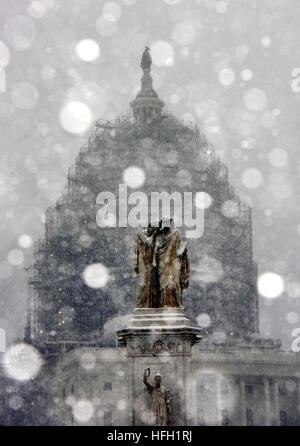 Beijing, USA. 22nd Jan, 2016. The Capitol and a statue are seen in snow in Washington, DC, the United States, Jan. 22, 2016. © Yin Bogu/Xinhua/Alamy Live News Stock Photo