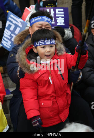 Seoul, South Korea. 31st Dec, 2016. People attend a rally to protest against the deployment of Terminal High Altitude Area Defense (THAAD) in Seoul, South Korea, Dec. 31, 2016. © Lee Sang-ho/Xinhua/Alamy Live News Stock Photo