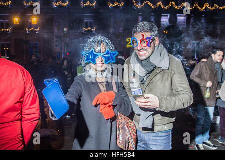 Madrid 1th january 2017 celebrations of happy new year 2017 in square sol people in the center of Madrid celebrates the new year 2017. A people taking a selfie in the square puerta del sol. © Alberto Sibaja Ramírez/Alamy Live News Stock Photo