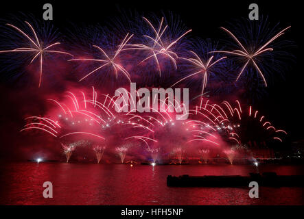 London, UK. 1st Jan, 2017. Fireworks are seen over the London Eye during New Year's celebrations in London, Britain on Jan. 1, 2017. © Han Yan/Xinhua/Alamy Live News Stock Photo