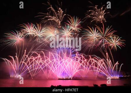 London, UK.  1st Jan 2017. Fireworks are fired from the London Eye ferris wheel to mark the start of the new year. Credit: Paul Brocklehurst/Alamy Live News Stock Photo