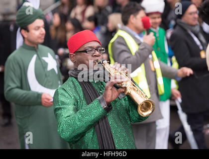 London, UK. 1st January 2017. participants at the London New Year Parade © Ian Davidson/Alamy Live News Stock Photo