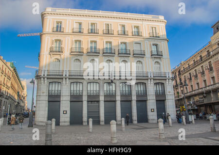 Madrid, Spain. 1st January 2017. Madrid, January 1th 2017 First day of 2017 on the streets in Madrid, Spain. In the picture the apple building of Madrid, Spain closed. Credit: Alberto Sibaja Ramírez/Alamy Live News Stock Photo