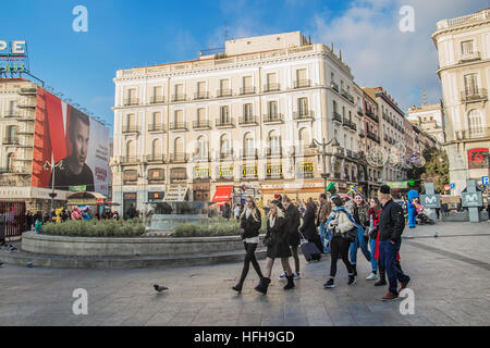Madrid, Spain. 1st January 2017. Madrid, january 1th 2017 First day of 2017 on the streets in Madrid, Spain. In the picture square puerta del sol Credit: Alberto Sibaja Ramírez/Alamy Live News Stock Photo