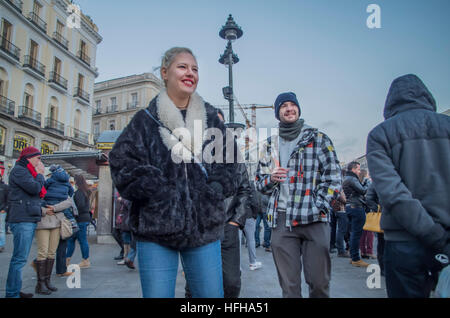 Madrid, Spain. 1st January, 2017. Despite the extremely cold weather, Madrid's citizens went out to the city center on the fist day of 2017. Credit: Lora Grigorova/Alamy Live News Stock Photo