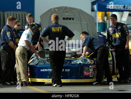 060217-N-5862D-003 Daytona, Fla. (Feb. 15, 2006) Ð Members of JR Motorsports work on the No. 88 Navy ÒAccelerate Your LifeÓ Chevrolet Monte Carlo on pit row before practice at the Daytona International Speedway. Mark McFarland was at the wheel for the 2006 NASCAR Busch Series season driving the U.S. Navy sponsored car that is owned by Dale Earnhardt Jr., which made itÕs debut at the HersheyÕs Kissable 300. U.S. Navy photo by Chief Photographer's Mate Chris Desmond (RELEASED) US Navy 060217-N-5862D-003 Members of JR Motorsports work on the No. 88 Navy Accelerate Your Life Chevrolet Monte Carlo  Stock Photo