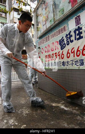 060218-N-5334H-127 Hong Kong, China (Feb. 18, 2006) - Electronics Technician 2nd Class Mike Chu, cleans a wall at the Hong Kong Society for the Protection of Children, during a community service project conducted by Sailors assigned to the amphibious command ship USS Blue Ridge (LCC 19). Blue Ridge is the 7th Fleet command ship, forward deployed to Yokosuka, Japan. U.S. Navy photo by PhotographerÕs Mate Airman David J. Hewitt (RELEASED) US Navy 060218-N-5334H-127 Electronics Technician 2nd Class Mike Chu, cleans a wall at the Hong Kong Society for the Protection of Children, during a community Stock Photo