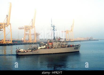 A starboard beam view of the ocean minesweeper USS LEADER (MSO-490) departing from port on a minesweeping mission during Operation Desert Shield. USS Leader (MSO-490) during Operation Desert Shield c1990 Stock Photo