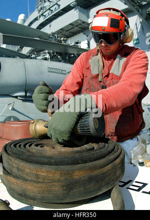 060304-N-6433N-069 Atlantic Ocean (March 4, 2006) Ð Aviation Boatswain's Mate Greg Sottosanti, repairs a fire hose for the Crash and Salvage Division on the flight deck aboard the Nimitz-class aircraft carrier USS George Washington (CVN 73). Washington is underway conducting carrier qualifications and shipboard training. U.S. Navy photo by Photographer's Mate Airman Rex Nelson (RELEASED) US Navy 060304-N-6433N-069 Aviation Boatswain's Mate Greg Sottosanti, repairs a fire hose for the Crash and Salvage Division on the flight deck aboard the Nimitz-class aircraft carrier USS George Washington (C Stock Photo