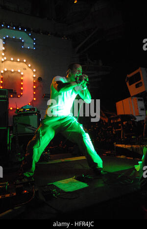 080924-N-3610L-458 GULF OF OMAN (Sept. 24, 2008) Scott Stapp, the former lead singer of the music group Creed, performs 'With Arms Wide Open' for the crew of the Nimitz-class aircraft carrier USS Ronald Reagan's (CVN 76) on the shipÕs flight deck during an concert sponsored by the ship's Morale, Welfare, and Recreation Department. Ronald Reagan is deployed in the U.S. 5th Fleet area of responsibility. (U.S. Navy photo by Mass Communication Specialist 3rd Class Torrey W. Lee/Released) US Navy 080924-N-3610L-458 Scott Stapp performs Stock Photo