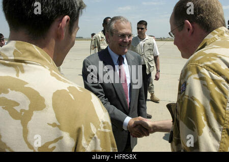 060427-N-0696M-382 Baghdad, Iraq (April 27, 2006) - Secretary of Defense Donald H. Rumsfeld, center, greets two British servicemembers at the Baghdad International Airport in Iraq. Rumsfeld and Secretary of State Condoleezza Rice made an unannounced visit to Iraq to meet with senior military commanders and government officials, including Iraq's new Prime Minister designate, Jawad al-Maliki. U.S. Navy photo by PhotographerÕs Mate 1st Class Chad J. McNeeley (RELEASED) US Navy 060427-N-0696M-382 Secretary of Defense Donald H. Rumsfeld, center, greets two British servicemembers at the Baghdad Inte Stock Photo