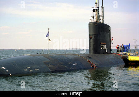 990325-N-4912M-004 CHESAPEAKE BAY (March 25, 2009) Port bow view of the fore section of the Los Angeles class nuclear-powered fast attack submarine USS Hartford (SSN 768) moored off the U.S, Naval Academy. (U.S. Navy photo by Don S. Montgomery/Released) USS Hartford (SSN 768) Naval Academy Stock Photo