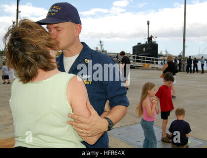 060516-N-0879R-002 Pearl Harbor (May 16, 2006) - Friends and family members say aloha as the nuclear-powered attack submarine USS La Jolla (SSN 701) departed its homeport for a six-month Western Pacific deployment. USS La Jolla is one of three specially configured attack submarines, equipped with the Special Operations capable Dry Deck Shelter (DDS), which can allow special operation forces including Navy SEALs (Sea, Air, Land) to deploy undetected from deployed submarines. The other DDS capable submarines are USS Buffalo (SSN 715) and USS Los Angeles (SSN 688). U.S. Navy photo by Chief Journa Stock Photo