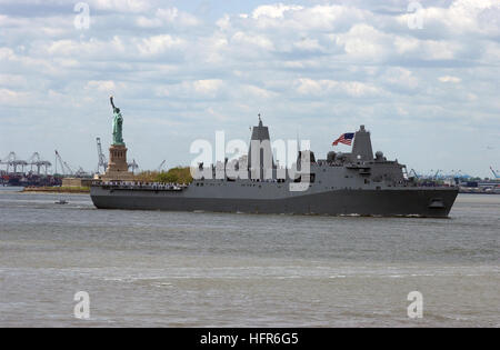060524-N-4936C-004 New York Harbor (May 24, 2006) - The amphibious transport dock ship USS San Antonio (LPD 17) sails pass the Statue of Liberty in New York Harbor headed for a Manhattan pier to participate in the 19th Annual Fleet Week New York City. Fleet Week has been sponsored by New York City since 1984 in celebration of the United States sea service. The annual event also provides an opportunity for citizens of New York City and the surrounding Tri-State area to meet Sailors, and Marines, as well as witness first hand the latest capabilities of todayÕs Navy and Marine Corps team. Fleet w Stock Photo
