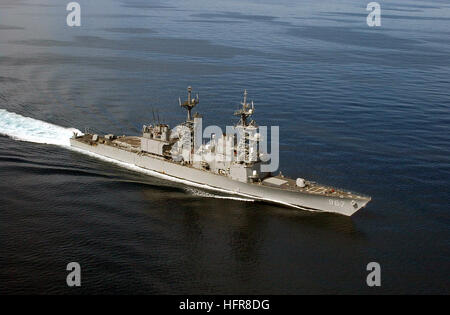 Aerial starboard bow view of the US Navy (USN) SPRUANCE CLASS: Destroyer, USS ELLIOT (DD 967) underway on routine patrol in the Arabian Sea, in support of Operation ENDURING FREEDOM. USS Elliot DD-967 Stock Photo