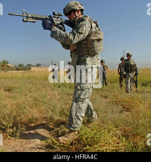 060915-N-4097B-007 Baqubah, Iraq (Sept. 15, 2006) - U.S. Army Spc. Tyler Crubaudh, with Alpha Company, 1st Battalion, 68th Armored Regiment, 3rd Heavy Brigade Combat Team, 4th Infantry Division, demonstrates marksmanship skills to Iraqi army soldiers with 3rd Battalion, 4th Brigade, 1st Iraqi Army Division at Forward Operating Base Warhorse, Iraq. U.S. Navy photo by Mass Communication Specialist 1st Class Jackey Bratt (RELEASED) US Navy 060915-N-4097B-007 U.S. Army Spc. Tyler Crubaudh, with Alpha Company, 1st Battalion, 68th Armored Regiment, 3rd Heavy Brigade Combat Team, 4th Infantry Divisio Stock Photo