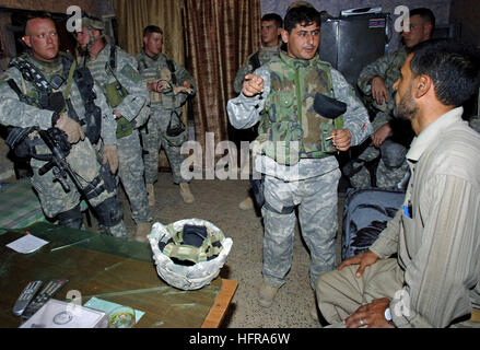 061003-N-4097B-002 Baqubah, Iraq (Oct. 3, 2006) - U.S. Army Soldiers talk to an Iraqi man at an Iraqi police station prior to conducting a search and seizure for insurgents in a village outside Baqubah, Iraq. The Soldiers are from 1st Battalion, 68th Armored Regiment, 3rd Heavy Brigade Combat Team, 4th Infantry Division. U.S. Navy photo by Mass Communication Specialist 1st Class Jackey Bratt (RELEASED) US Navy 061003-N-4097B-002 U.S. Army Soldiers talk to an Iraqi man at an Iraqi police station prior to conducting a search and seizure for insurgents in a village outside Baqubah, Iraq Stock Photo