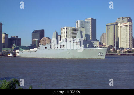 061023-N-0857S-003 New Orleans, La (Oct. 23, 2006) - The Pre-Commissioning Unit New Orleans (LPD 18) transits past the city of New Orleans on the Mississippi River. The amphibious transport dock was heading to the Gulf of Mexico to conduct builderÕs trials. New Orleans is being built in Avondale, Louisiana, and is scheduled to be commissioned in March of 2007. U.S. Navy photo by Mr. Sam Shore (RELEASED) US Navy 061023-N-0857S-003 The Pre-Commissioning Unit New Orleans (LPD 18) transits past the city of New Orleans on the Mississippi River Stock Photo
