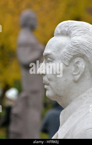 Statues of Lenin and Brezhnev in the Garden of Fallen Heroes, Moscow, Russia Stock Photo