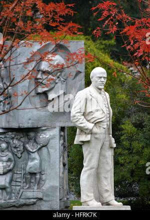 Statues of Lenin, Garden of the Fallen Heroes, Moscow, Russia Stock Photo