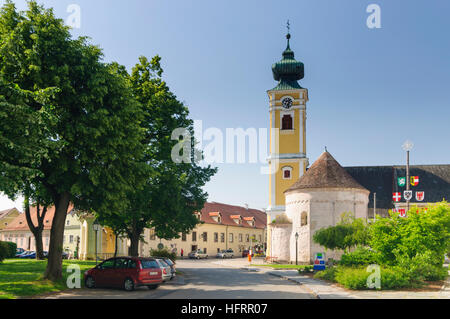 Hadersdorf-Kammern: Market square with a town hall, parish church and ossuary in Hadersdorf am Kamp, Waldviertel, Niederösterreich, Lower Austria, Aus Stock Photo