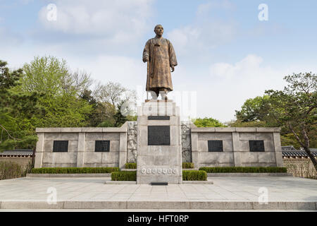 Statue of the Patriot Wolnam Lee Sang-Jae at the Jongmyo Park in Seoul, South Korea, viewed from the front. Stock Photo