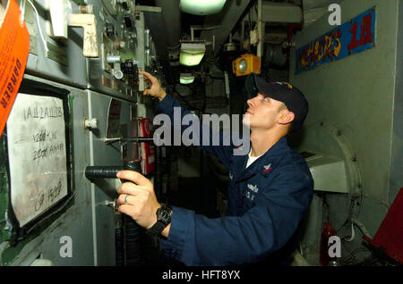 061102-N-4236E-013  Atlantic Ocean (Nov. 2, 2006) - Electrician's Mate 2nd Class Wesley Hoizenga works on a circuit board in the engine room aboard amphibious transport dock USS Shreveport (LPD 12). U.S. Navy photo by Mass Communication Specialist Seaman Recruit Chad R. Erdmann (RELEASED) US Navy 061102-N-4236E-013 Electrician's Mate 2nd Class Wesley Hoizenga works on a circuit board in the engine room aboard amphibious transport dock USS Shreveport (LPD 12) Stock Photo