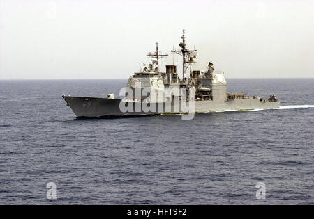 Port bow view of the US Navy (USN) TICONDEROGA CLASS: Guided Missile Cruiser (AEGIS) USS VICKSBURG (CG 69) underway in the Arabian Sea while conducting Maritime Interception Operations (MIO) in support of Operation ENDURING FREEDOM. USS VICKSBURG (CG 69) underway 2003 Stock Photo