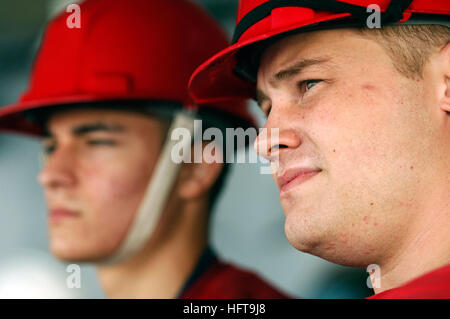 061111-N-8591H-026 Pacific Ocean (Nov. 11, 2006) - Torpedoman's Mate Seaman Casey Threadgill of Granbury, Texas, and Gunner's Mate Seaman Bryan Santiago of Columbus, Ga., await the signal to shoot a sound-powered telephone line from USS Kitty Hawk (CV 63) to the Military Sealift Command underway replenishment oiler USNS Rappahannock (T-AO 204). U.S. Navy photo by Mass Communication Specialist 3rd Class Jarod Hodge (RELEASED) US Navy 061111-N-8591H-026 Torpedoman's Mate Seaman Casey Threadgill of Granbury, Texas, and Gunner's Mate Seaman Bryan Santiago of Columbus, Ga., await the signal to shoo Stock Photo