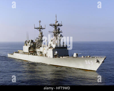 Starboard bow view of the US Navy (USN) SPRUANCE CLASS: Destroyer, USS KINKAID (DD 965) underway in the Pacific Ocean during work ups for a scheduled deployment. USSKinkaidDD-965 Stock Photo