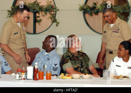 070509-N-9001N-020 PENSACOLA, Fla. (May 9, 2007) - Chief of Naval Operations (CNO) Adm. Mike Mullen speaks with Ship's Serviceman 1st Class Derrick House as Master Chief Petty Officer of the Navy (MCPON) Joe R. Campa Jr. speaks to Master-at-Arms 1st Class John Crisp during their visit to Naval Air Station Pensacola. Mullen and Campa held several 'Town Hall' meetings as part of their visit to the area. U.S. Navy photo (RELEASED) US Navy 070509-N-9001N-020 Chief of Naval Operations (CNO) Adm. Mike Mullen speaks with Ship's Serviceman 1st Class Derrick House as Master Chief Petty Officer of the N Stock Photo