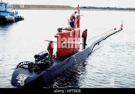 860200-N-0000S-001 Port Canaveral, Fla. (Feb. 1986) -- A port quarter bow view of the nuclear-powered research vessel NR-1.  U.S. Navy photograph by Chief Photographer's Mate Peter D. Sundberg. (RELEASED) US Navy 860200-N-0000S-001 NR-1 Research Submarine Stock Photo