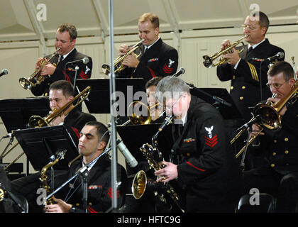 061221-N-0773H-038 Chicago, Ill. (Dec. 21, 2006) - Musician 1st Class Robert A. Holmes assigned to the U.S. Navy Band 'Commodores' jazz ensemble solos on baritone saxophone during an evening concert at the Midwest Band and Orchestra Conference. The Commodores played in front of a full house of music educators and fellow musicians as part of the weeklong conference held annually in Chicago. U.S. Navy photo by Chief Musician Stephen Hassay (RELEASED) US Navy 061221-N-0773H-038 Musician 1st Class Robert A. Holmes assigned to the U.S. Navy Band Commodores jazz ensemble solos on baritone saxophone  Stock Photo