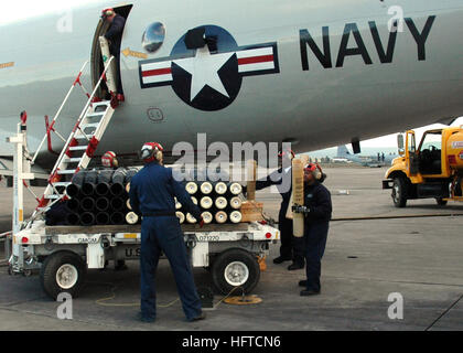 070105-N-2491R-023 Sigonella, Sicily (Jan. 5, 2007) - Aviation ordnancemen assigned to the 'Mad Foxes' of Patrol Squadron Five (VP-5), unload and stow sonobuoys from a P-3C Orion aircraft. VP-5, homeported in Jacksonville, Fla., is forward deployed in support of maritime patrol operations and the global war on terrorism. U.S. Navy photo by Mass Communication Specialist Seaman Harry J. Rucker III (RELEASED) US Navy 070105-N-2491R-023 Aviation ordnancemen assigned to the Mad Foxes of Patrol Squadron Five (VP-5), unload and stow sonobuoys from a P-3C Orion aircraft Stock Photo