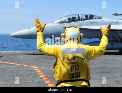 100804-0569K-N-022 ATLANTIC OCEAN (Aug. 4, 2010) An aircraft director guides pilots assigned to the Checkmates of Strike Fighter Squadron (VFA) 211 into position aboard the aircraft carrier USS Enterprise (CVN 65). Enterprise is on a scheduled underway during a tailored ship's training availability and is preparing for its 21st deployment. (U.S. Navy photo by Mass Communication Specialist Seaman Apprentice Jared M. King/Released) US Navy 100804-0569K-N-022 An aircraft director guides pilots assigned to the Checkmates of Strike Fighter Squadron (VFA) 211 into position aboard the aircraft carrie Stock Photo