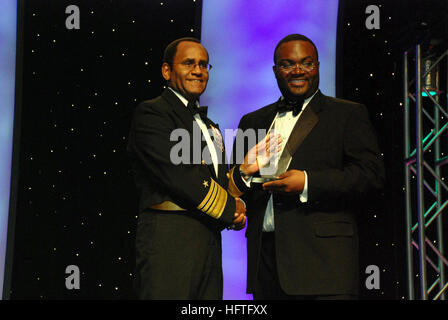 070217-N-5608F-002 Baltimore (Feb. 17, 2007) - U.S. Fleet Forces Command Deputy Commander, Vice Adm. Melvin G. Williams Jr. presents the Deans Award to NAVAIR Aerospace Engineer Reggie White during the 21st Annual Black Engineer of the Year Awards (BEYA) Gala Awards Ceremony. BEYA recognizes excellence in engineering for government and civilian organizations, and is one of the largest diversity events the Navy participates in annually. U.S. Navy photo by Mass Communication Specialist 1st Class Kristin Fitzsimmons (RELEASED) US Navy 070217-N-5608F-002 U.S. Fleet Forces Command Deputy Commander, Stock Photo