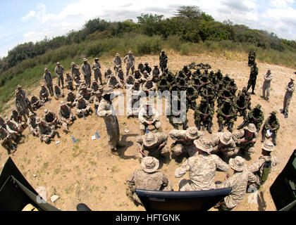 070304-N-8154G-211 MANDA BAY, Kenya (March 4, 2007) - Marines attached to Battalion Landing Team 2/2, 3rd Platoon, Fox Company, 26th Marine Expeditionary Unit (MEU) demonstrate moving into and out of aircraft tactically as part of the bilateral exercise Edged Mallet Ô07. Edged Mallet is a U.S. and Kenyan military exercise designed to enhance interoperability and tactical proficiency of Kenyan and U.S. Forces. U.S. Navy photo by Mass Communication Specialist 2nd Class Jeremy L. Grisham (RELEASED) US Navy 070304-N-8154G-211 Marines attached to Battalion Landing Team 2-2, 3rd Platoon, Fox Company Stock Photo