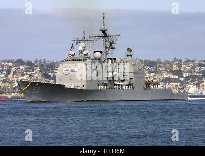 Quarter port bow view of the US Navy (USN) TICONDEROGA CLASS: GUIDED MISSILE CRUISER (AGEIS), USS MOBILE BAY (CG 53), underway in the Harbor at San Diego, California (CA), with Sailors manning the rails as the ship returns home following a deployment in support of Operation IRAQI FREEDOM. USS Mobile Bay CG-53 Stock Photo