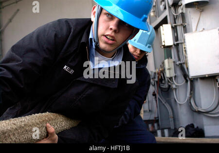 070322-N-7130B-207 BUSAN, South Korea (March 22, 2007) - Seaman Zachary Keller, from Krum, Texas, works with his fellow deck seamen to heave around on a mooring line on the fantail of Nimitz-class aircraft carrier USS Ronald Regan (CVN 76). Reagan arrived in Busan for a port visit in conjunction with Exercise Reception, Staging, Onward Movement and Integration/Foal Eagle (RSOI/FE) 2007. U.S. Navy photo by Mass Communication Specialist 2nd Class Aaron Burden (RELEASED) US Navy 070322-N-7130B-207 Seaman Zachary Keller, from Krum, Texas, works with his fellow deck seamen to heave around on a moor Stock Photo
